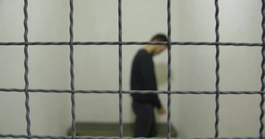 Parmaklıkların ardındaki adam. Saldırgan..