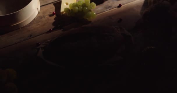 Pain de sarrasin, raisins, fromage et vin sur la table. — Video