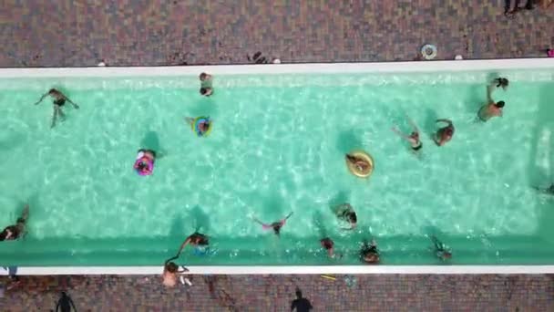 Πάνω άποψη της πισίνας με τους ανθρώπους — Αρχείο Βίντεο
