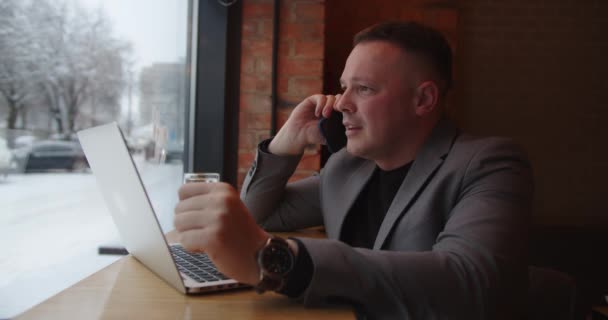 The man is talking on the phone. Work on the Internet — Stock video