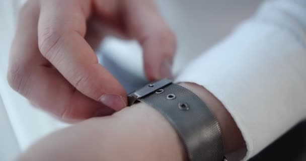 Бизнесмен надевает дорогие часы на руку — стоковое видео