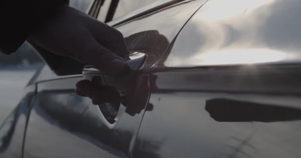 Cierre de abrir la puerta del coche y entrar en ella — Vídeo de stock