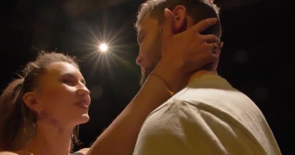 Αγαπώντας το νεαρό ζευγάρι τρυφερά αγκαλιάζονται — Αρχείο Βίντεο