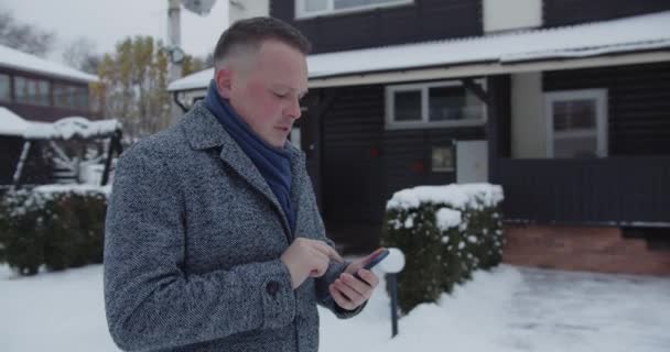 En man ringer ett nummer på en smartphone — Stockvideo