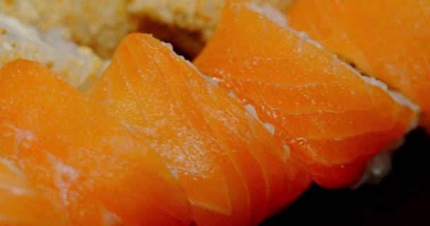 O sushi está pronto para comer, rodar em uma chapa. Close-up — Vídeo de Stock