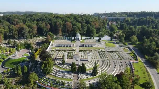 Tiro aéreo La ciudad de Lviv. Museo-reserva del cementerio de Lychakiv. Ucrania — Vídeos de Stock