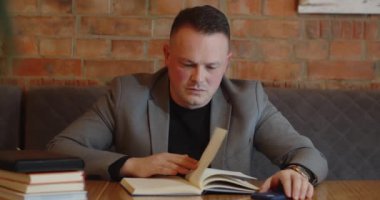 Adam pencerenin dışında olanları yakından izliyor.