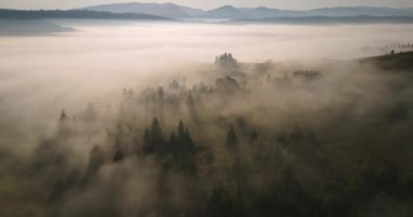 Dağların tüm yüzeyini kaplayan yoğun nebula. Karpat Dağları