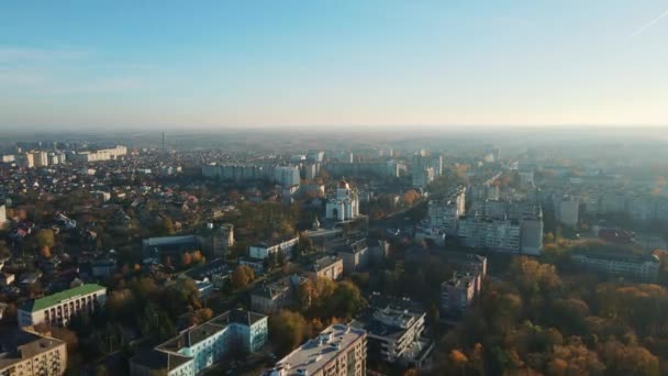 Rivne Ukrayna 'nın sonbahar şehri, şefaat katedrali. Hava görüntüsü — Stok video