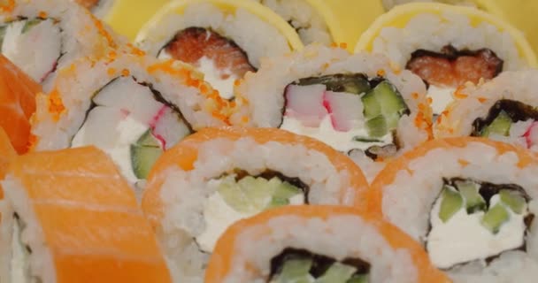 O sushi está pronto para comer, rodar em uma chapa. Close-up — Vídeo de Stock