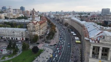 Kyiv 'in hava görüntüsü. Şehir sokaklarında araba trafiği.