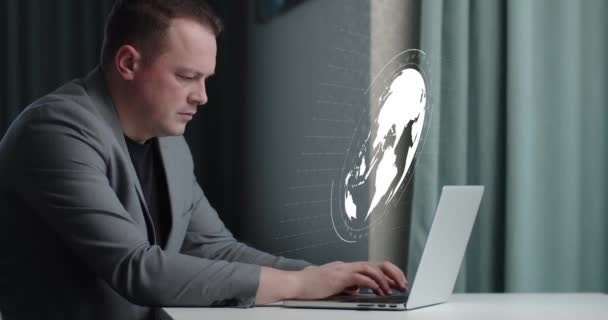 Antecedentes animados sobre el tema del trabajo en Internet. 3d render. Hombre detrás de la pantalla portátil — Vídeos de Stock