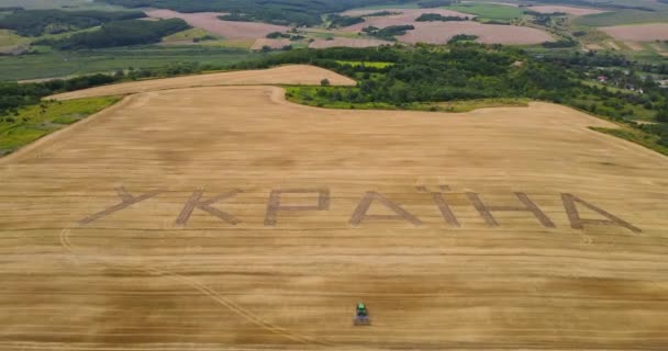 Word Ukraine Plowed A Tractor In The Field (en inglés). Ucrania — Vídeos de Stock