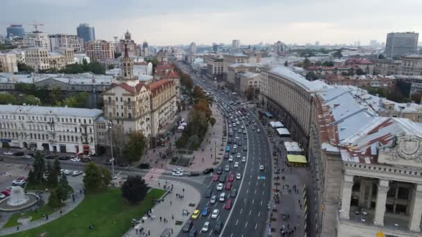 Kyiv 'in hava görüntüsü. Şehir sokaklarında araba trafiği. — Stok video