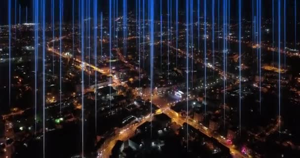 Büyük gece şehri. Evlerden küresel dijital ağa uçan bilgi hatlarıyla internetin görselleştirilmesi. Zaman ayarlı drone görüntüsü — Stok video