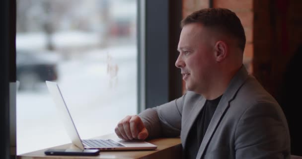 Lächelnder Mann hält Konferenz per Videotelefonat auf Laptop — Stockvideo