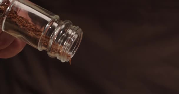 Flachs aus einem Glas gießen. Leinsamen zum Teig hinzufügen — Stockvideo