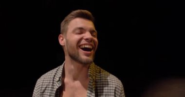 Adam biriyle dalga geçiyor ve onu işaret ediyor.