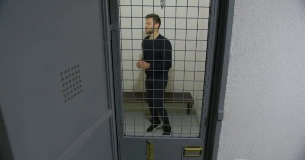 Um homem numa cela de prisão entra para praticar desporto. Acusação — Vídeo de Stock