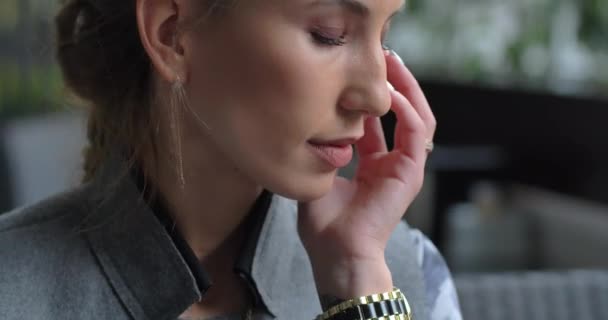 Een verwarde vrouw bedekt een blauwe plek met haar hand. Hij leed aan huiselijk geweld. — Stockvideo