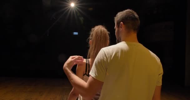 Der Kerl und das Mädchen haben Spaß beim Einstudieren des Tanzes auf der Bühne — Stockvideo