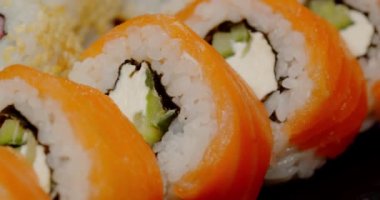 Suşi yemek için hazır, tabakta döndür. Yakın plan.