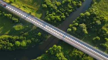 Canlandırılmış grafikli banliyö trafiği. HUD.