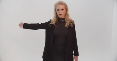 Kız elini sallıyor. Sosyal ağların yeni eğilimi.