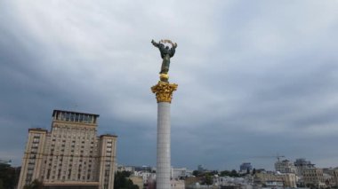 Kyiv 'i hava kuvvetleri vurdu. Ukrayna Bağımsızlık Anıtı