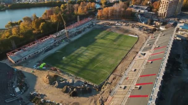 Rivne Ukrayna 'nın sonbahar kenti, stadyumun yeniden inşası. Hava görüntüsü — Stok video
