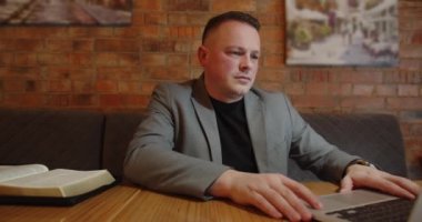 Adam dizüstü bilgisayarını bırakıp ilginç bir kitap okumaya başladı.