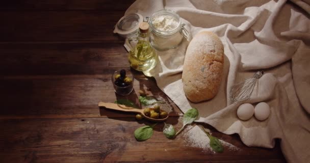 用木桌上的全麦面粉做面包 — 图库视频影像