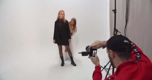 Fille styliste avec un photographe travaillant sur la création d'une image à la mode pour un modèle — Video