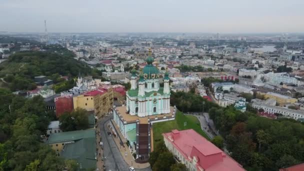 Havadan çekim şehri Kyiv. St. Andrews Kilisesi. Ukrayna. — Stok video