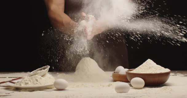 Pria itu bertepuk tangan dan mengibaskan tepung — Stok Video