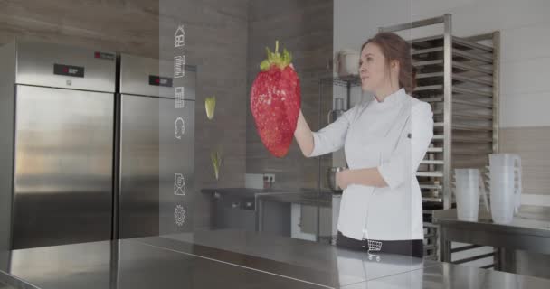 Chef en la cocina utiliza una pantalla futurista holográfica transparente para comprar verduras en línea — Vídeo de stock