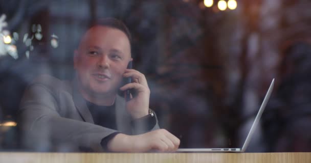 Muž se šťastnými emocemi mluví po telefonu. Příjemná komunikace. — Stock video