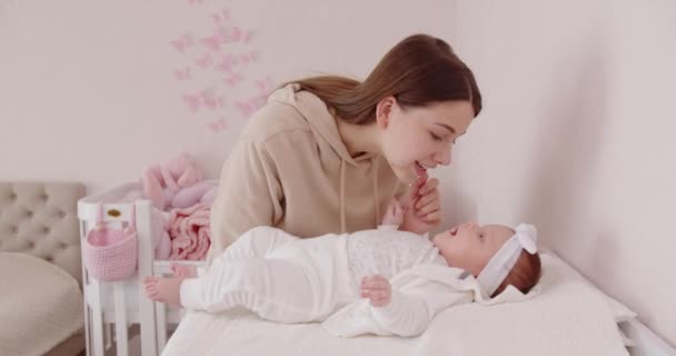 Die junge Mutter streichelt das Baby zärtlich — Stockvideo
