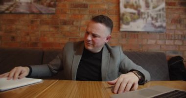 Adam kitabı okumayı bıraktı ve yerine bir dizüstü bilgisayar koydu.