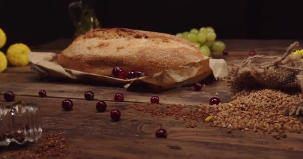 Zelfgebakken vers boekweitbrood met vlasstokjes op een houten tafel — Stockvideo