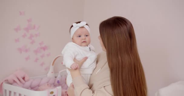 Una madre felice tiene in braccio un neonato e le parla — Video Stock