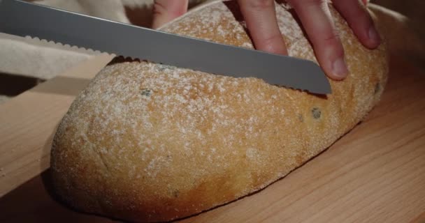 집에서 갓 구운 빵을 나무판에 자르기 위해 날카로운 칼을 사용 한다 — 비디오