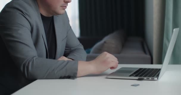 Homem de negócios focado trabalhando no laptop — Vídeo de Stock