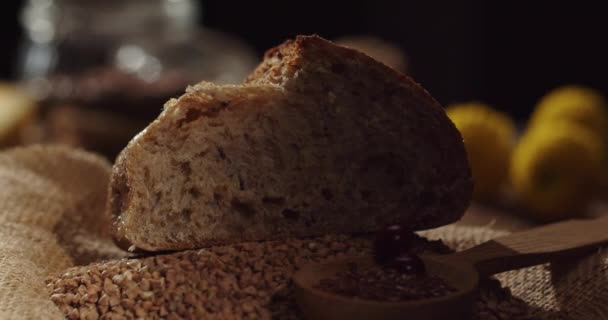 Świeży kawałek chleba gryczanego z nasionami lnu na stole — Wideo stockowe