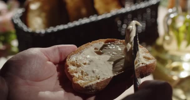 Grease a slice of fragrant fresh toasted bread for breakfast — Stock Video