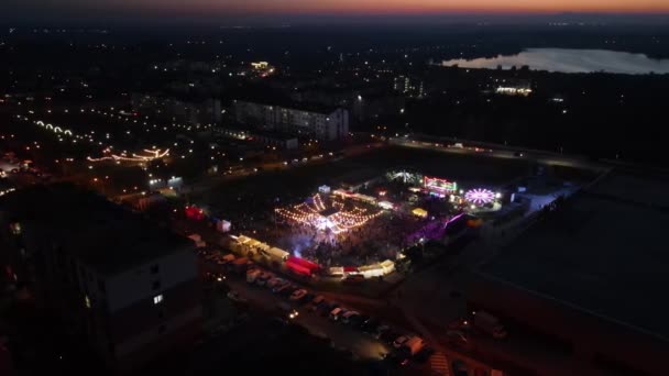 Zábavní park a městské čtvrti v noci letecké záběry — Stock video