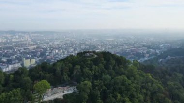 Havadan çekilen Lviv şehri. Yüksek kale. Ukrayna