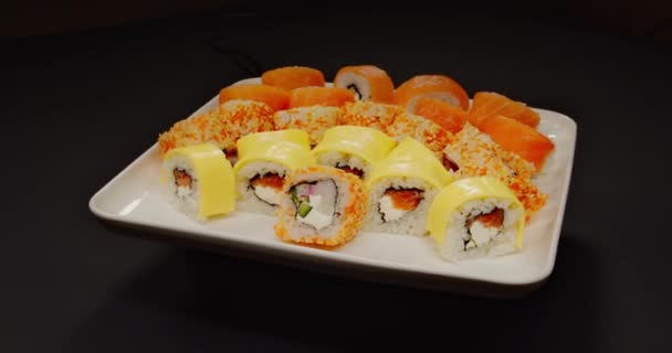 Sushi est prêt à manger, tourner sur une assiette. Gros plan — Video