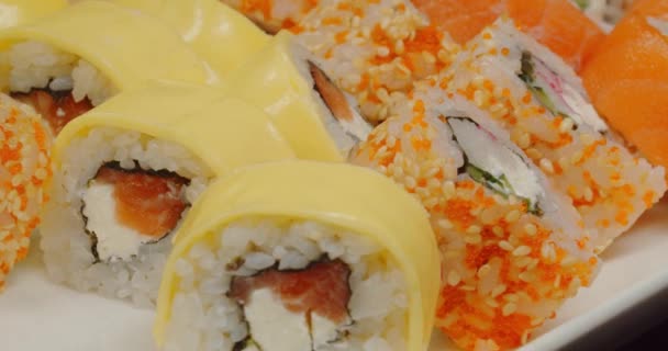 Sushi nigiri salmão comida japonesa Japão gourmet Peixe cru e arroz. — Vídeo de Stock