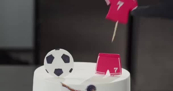 Confeiteiro decora um bolo de férias — Vídeo de Stock